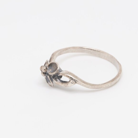Vintage Sterling Silver Flower Ring - Picture 6 of 11